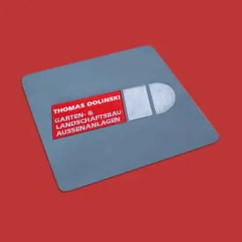 Modernes Stickmotiv: Thomas Dolinski Garten- & Landschaftsbau Logo. Perfekt für Firmenkleidung, Werbung und Projekte.