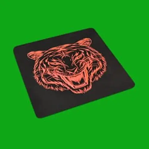 Auffälliges Stickmotiv: Umriss eines brüllenden Tigerkopfs in Frontansicht. Perfekt für kräftige Mode und Accessoires.