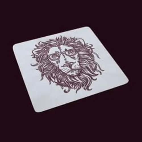 Kreatives Stickmotiv: Löwenkopf mit Brille als Umriss. Perfekt für moderne Mode, Taschen und trendige Geschenkideen.