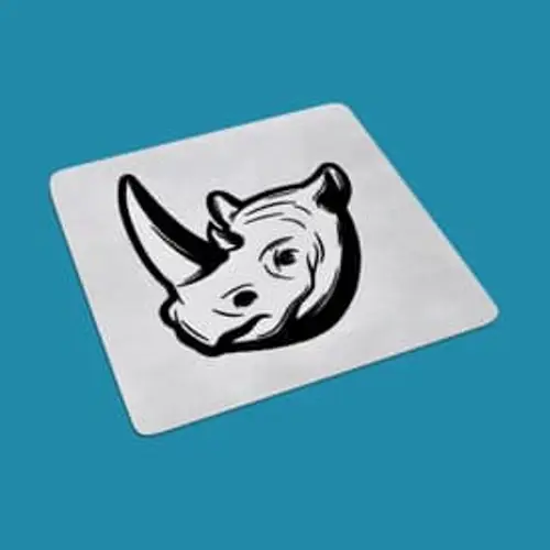 Starkes Stickmotiv: Nashornkopf als Umriss, Seitenansicht. Perfekt für ausgefallene Mode, Taschen und Accessoires.