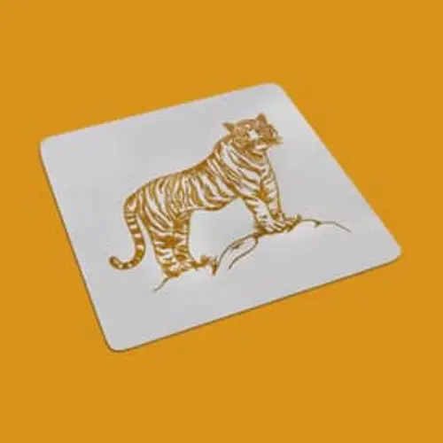Starkes Stickmotiv: Tiger im Umriss, Seitenansicht. Perfekt für Taschen, Mode und kreative Projekte.