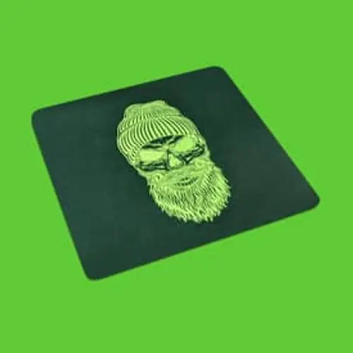 Witziges Stickmotiv: Totenkopf im Umriss mit Mütze und Vollbart. Perfekt für Mode, Taschen und kreative Accessoires.