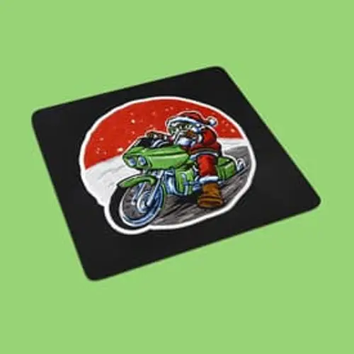 Witziges Stickmotiv: Weihnachtsmann auf grünem Motorrad. Perfekt für humorvolle Weihnachtsdeko und Geschenke.