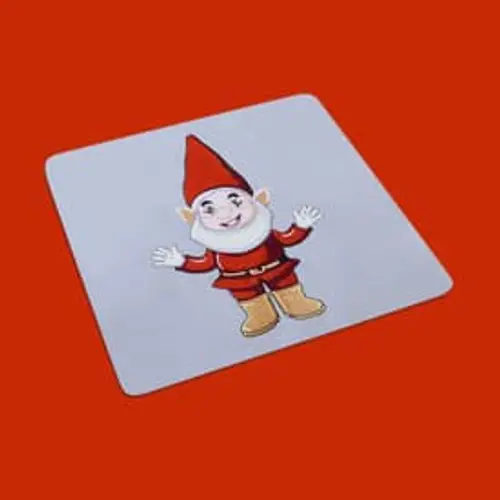 Lustiges Stickmotiv: Zwerg in Rot für Kinder. Perfekt für Taschen, Kleidung und kreative Projekte.