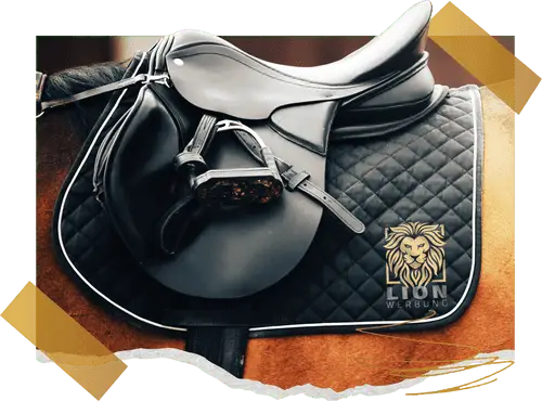 Satteldecken und Schabracken mit edler Stickerei von Lion Werbe GmbH für Reitbedarf.