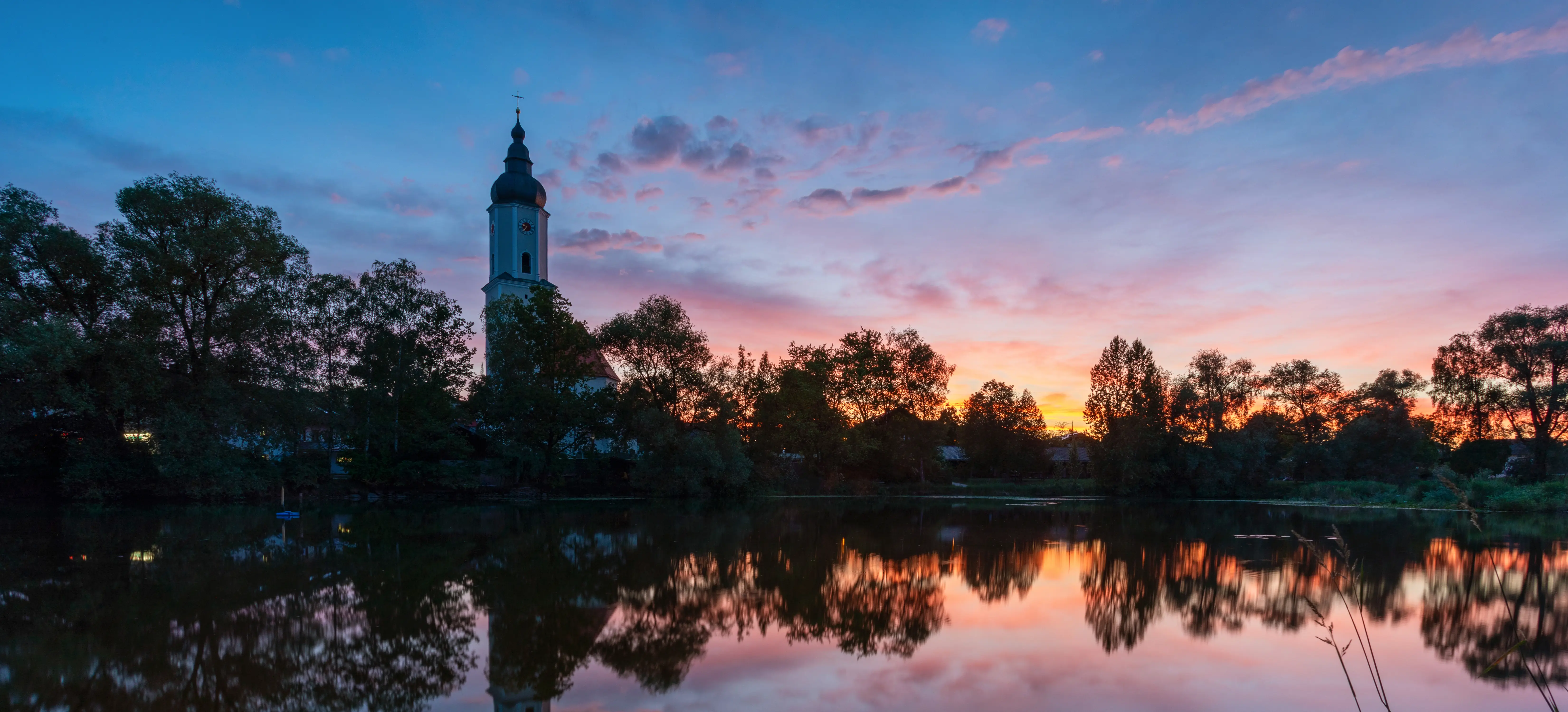 Ansicht auf Mösl und Kirche in Prutting