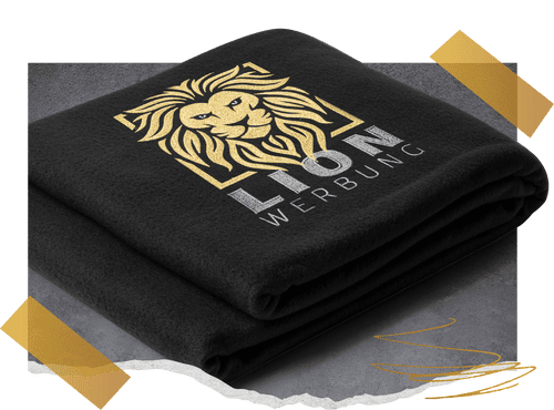 Personalisierte Decken mit edler Stickerei von Lion Werbe GmbH, ideal für gemütliche Momente.
